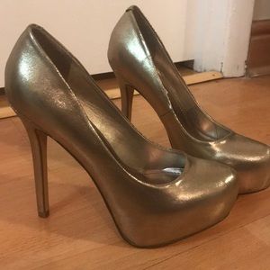 Steve Madden gold platform pumps!